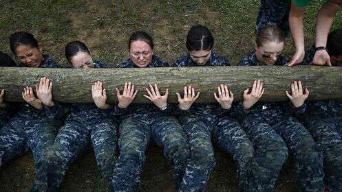 تمرین سخت زنان نیروی دریایی آمریکا در آکادمی آناپلیس، مریلند